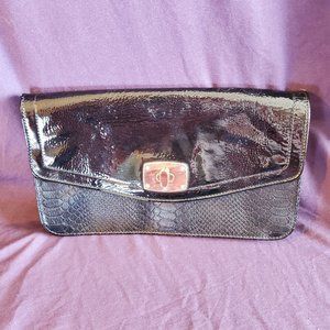 Black clutch with magnetic closure